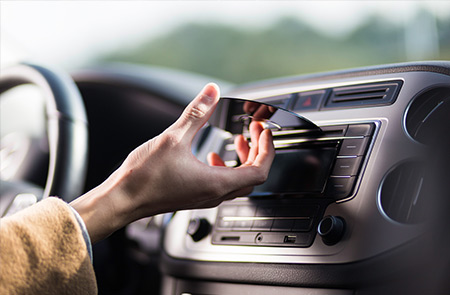 Beim Autofahren Musik-CDs anhören